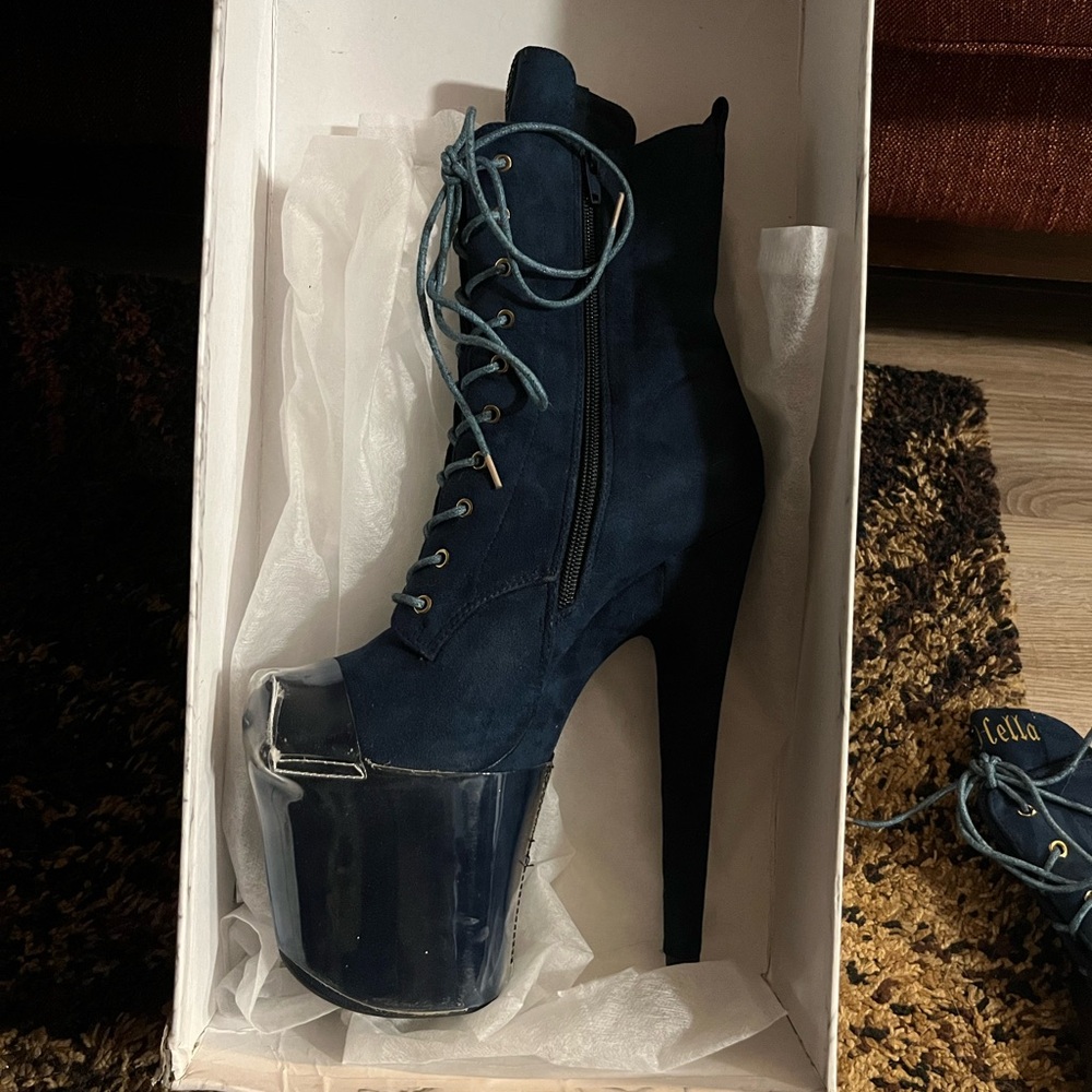 HELLA HEELS: Pole Fitness